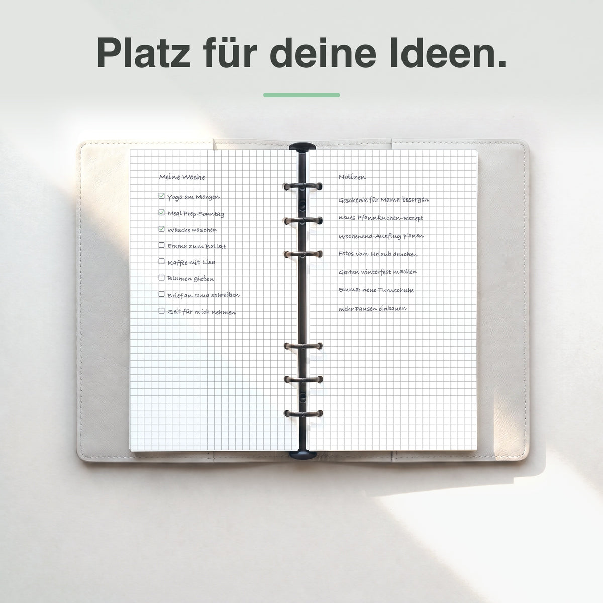 
Personal kariertes Notizpapier in Benutzung, handschriftlich beschrieben